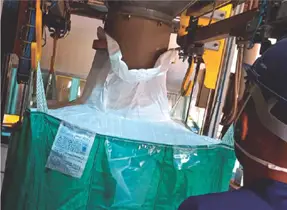 Balança de precisão integrada ao sistema de contador de sementes.