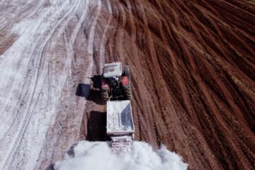 trator fazendo correção de solo