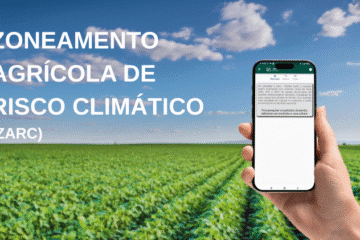 Imagem destaque artigo sobre zoneamento agrícola de risco climático - imagem de um celular com o aplicativo zarc aberto e uma lavoura de fundo